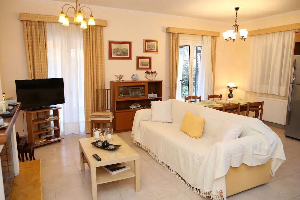 Lefkes House