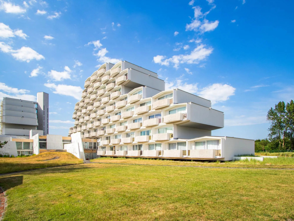Spacious studio in De Haan with a balcony