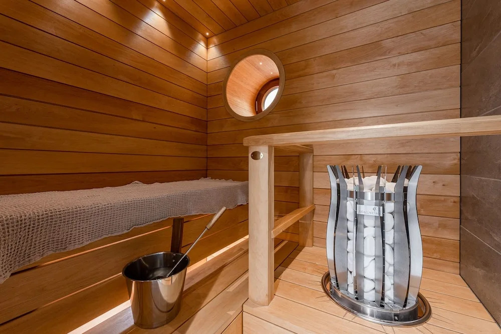 Main Square Renovated Apt, Sauna and Parking