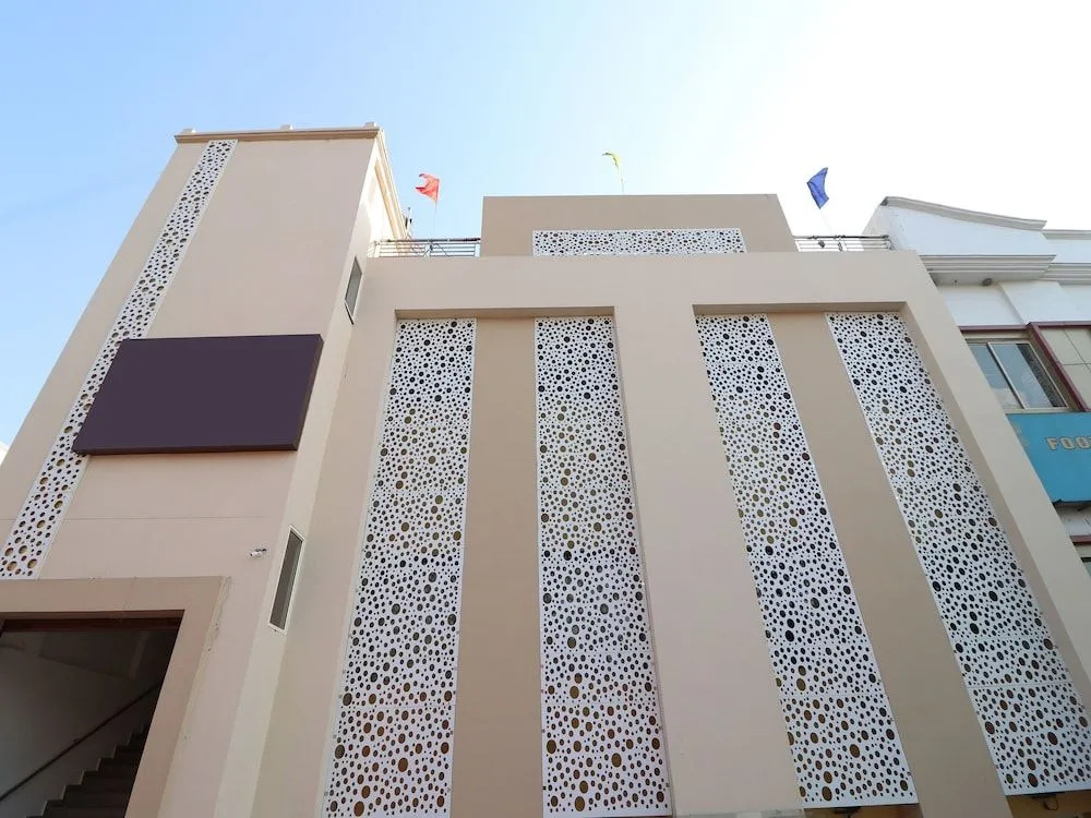 OYO 13406 Hotel Golden Leaf