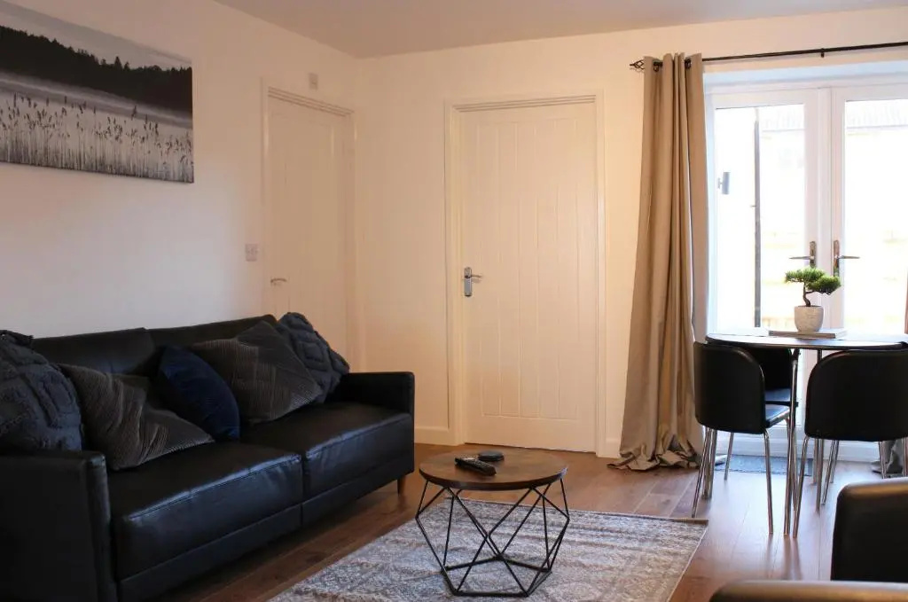 Low Cost, 4 Bed with Parking & Large Garden 06