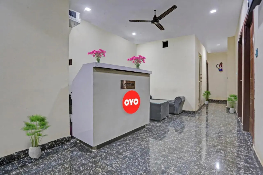 OYO Flagship 70297 Royal Palace Guest House