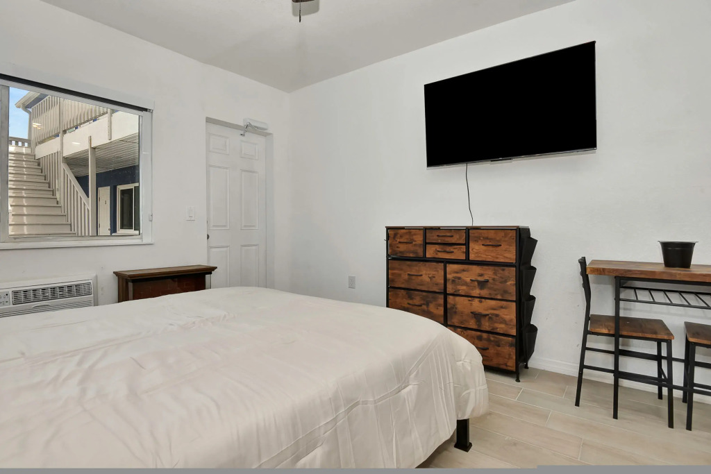 Cozy Studio Suite Near Beach w Kitchenette #5