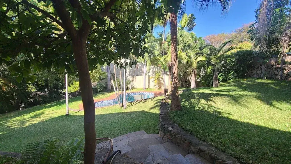 Charming 3 Bedroom Guesthouse - 2300