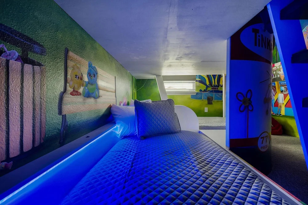 Sr011v: 9 Bed, Toy Story, Marvel- Avengers, Pool