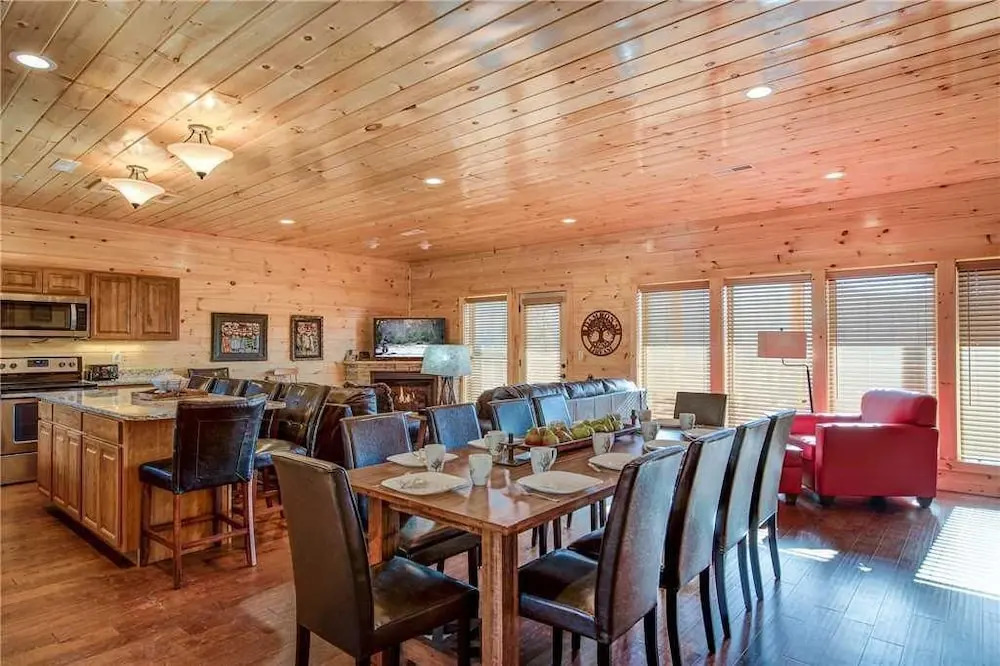 Damrons Dream 5 Bedroom Mountain View Home with Hot Tub