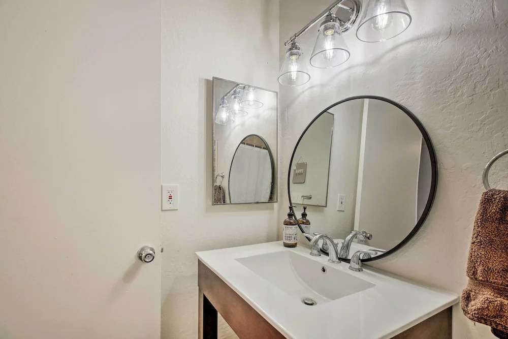 4 Mi to Asu: Lake-view Condo w/ Patio, Pool Access