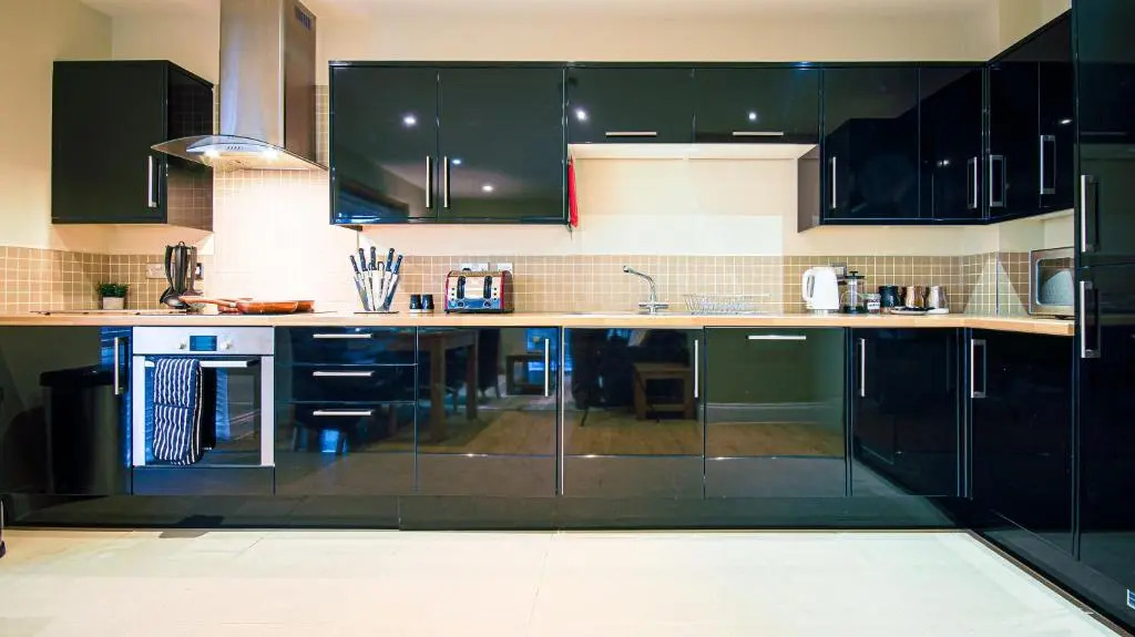 Superb City Center 1 or 2 BR Apts King Bed