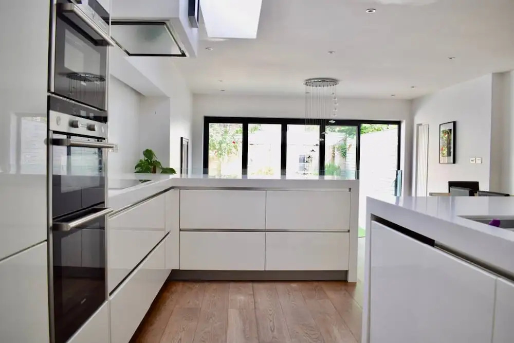 Bright and Modern 5 Bedroom Home With Garden