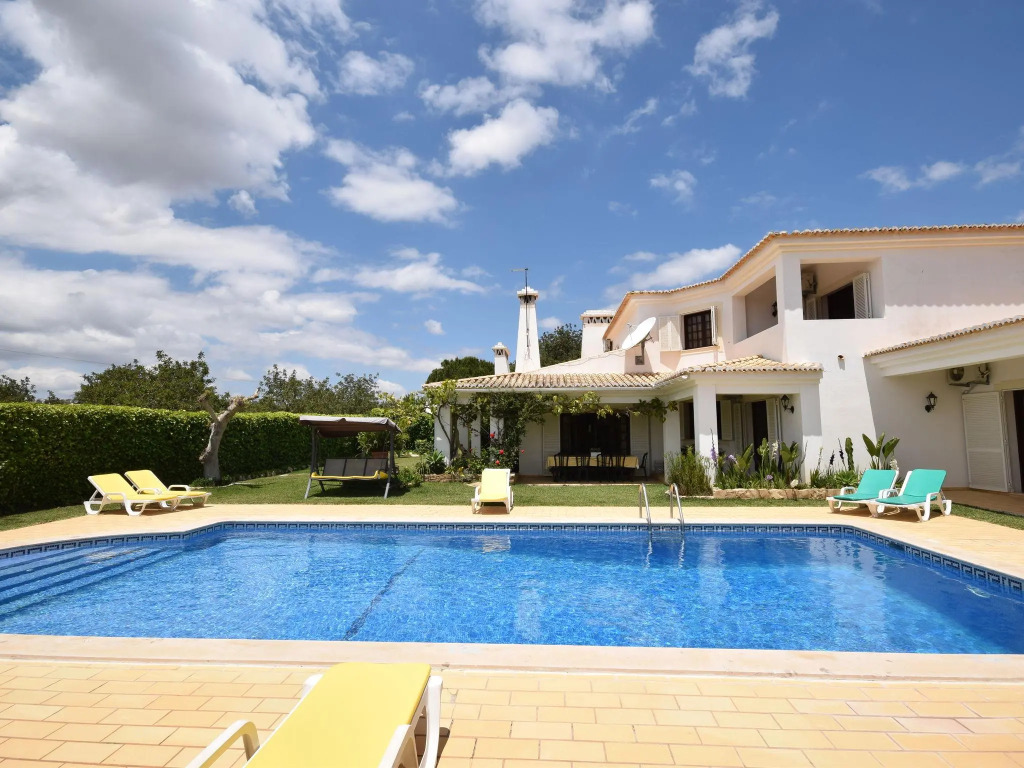 Luxurious Villa in Ferreiras with Private Swimming Pool