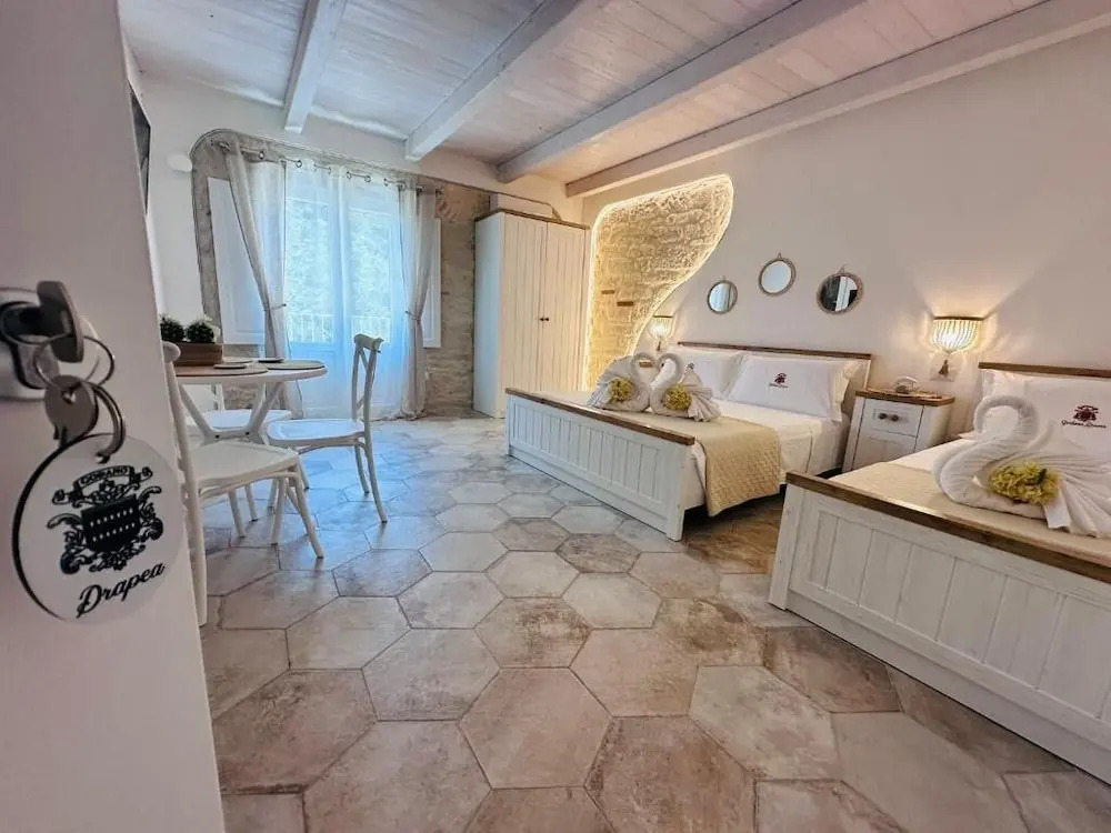 Godano Rooms