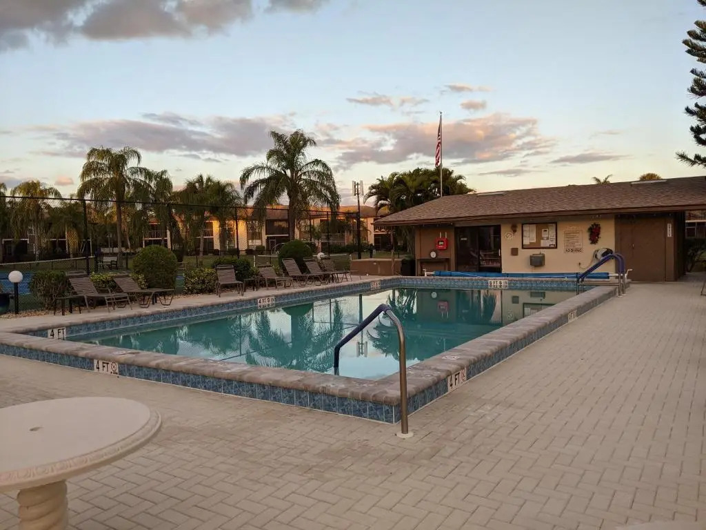 1st floor, Davis Lake View Condo, Minutes to Sanibel