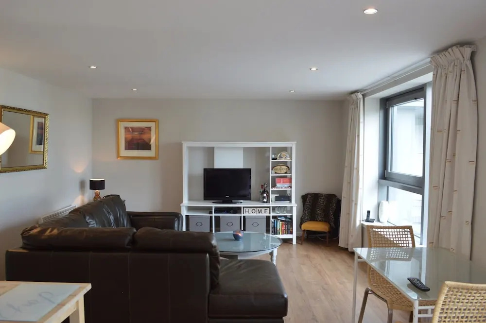2 Bedroom Apartment By The Sea