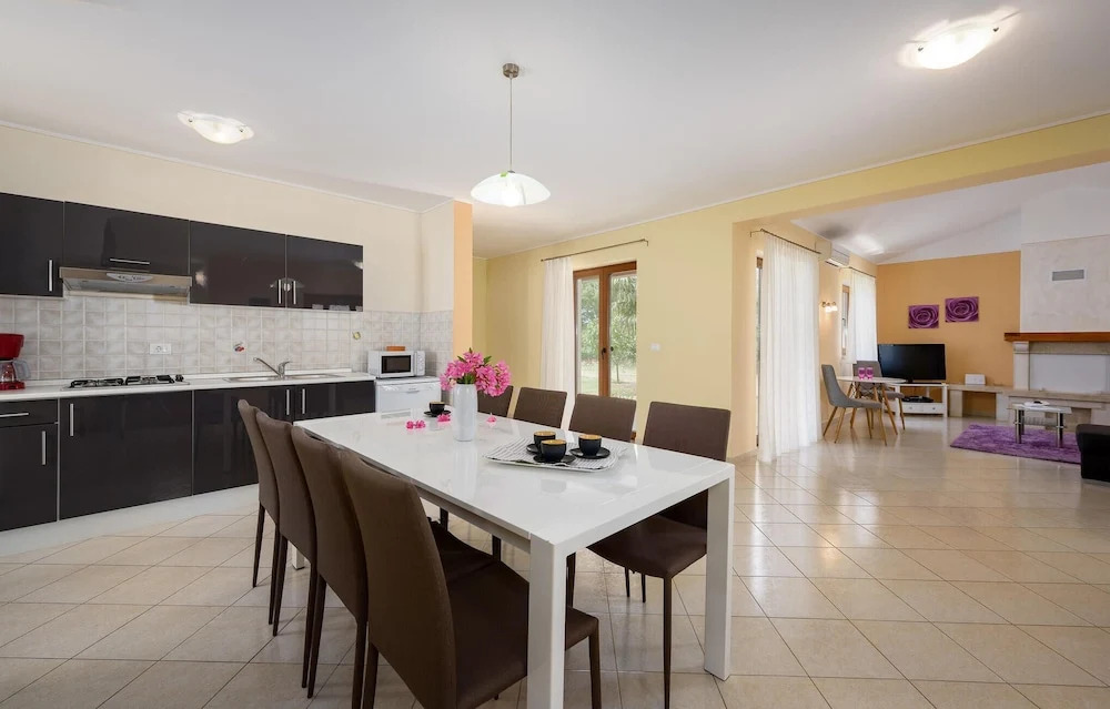 Three-Bedroom Holiday Home In Tinjan