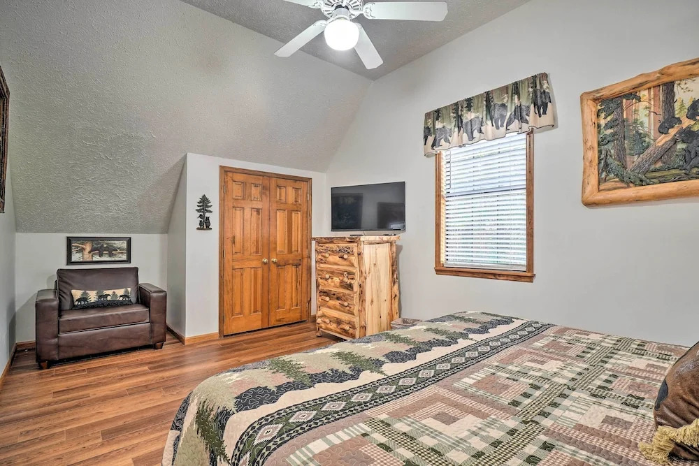 Picturesque Pigeon Forge Cabin w/ Mountain Views