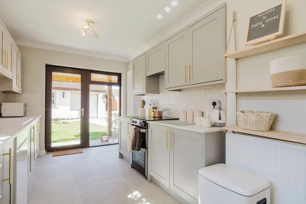 Beautiful 4 BD Home near Woodstock