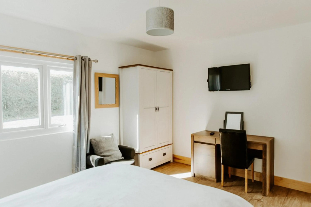 King Richards Luxury large Lodge sleeps 8 at Fairview Farm Near Sherwood Forest in Ravenshead Nottingham set in 88 acres of Farm Land with Great Walks,Views,Pet Animals