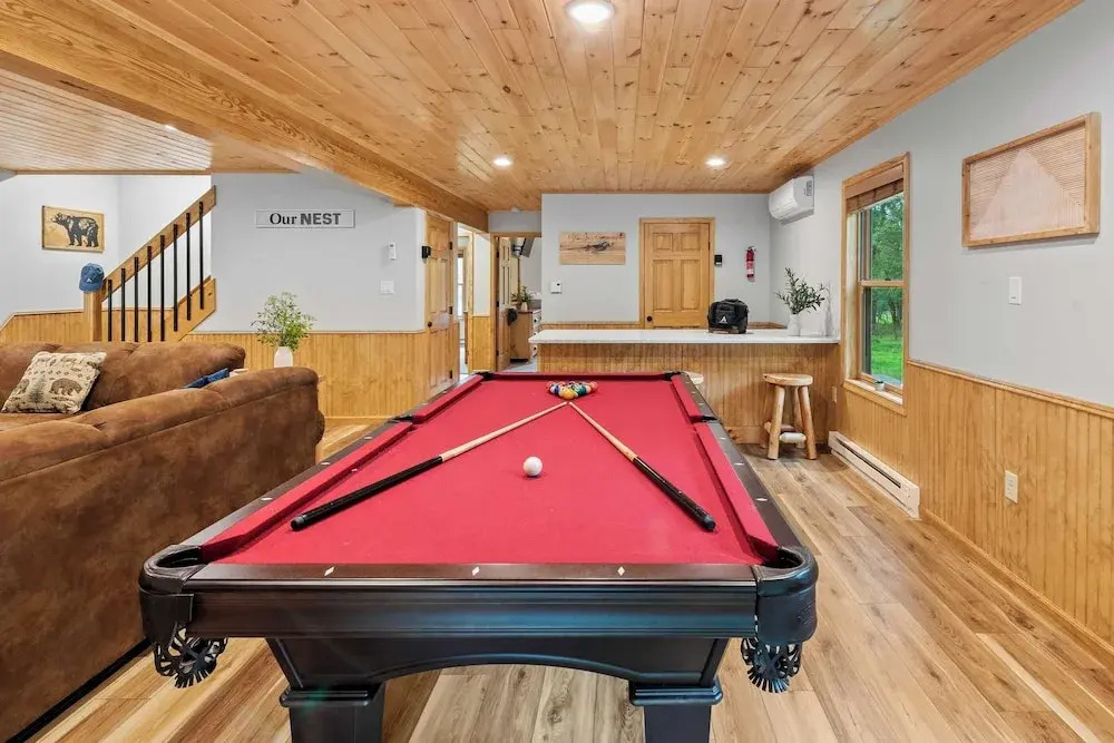 Bluejay Getaway by Avantstay Private Lake Cabin Hot Tub + Game Room Walk to Lake