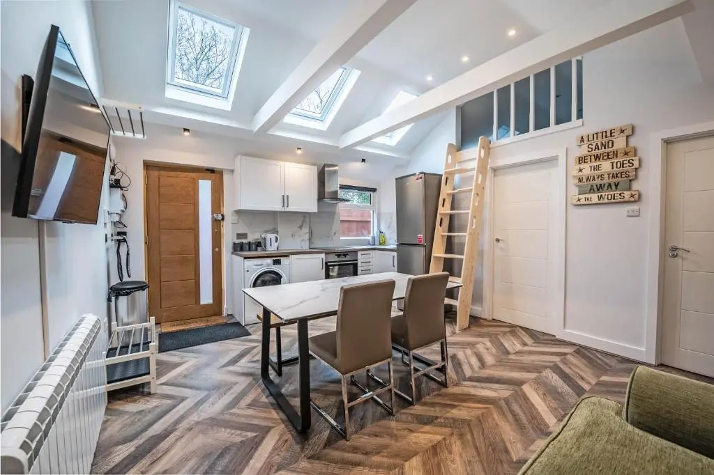 The Cottage - Beach Hut style residence near the beach-sleeps 4-6