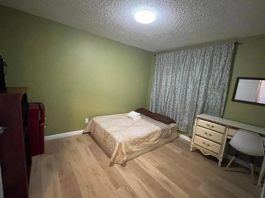 Private Room in Los Angeles with WIFI and AC and Private Fridge!!!