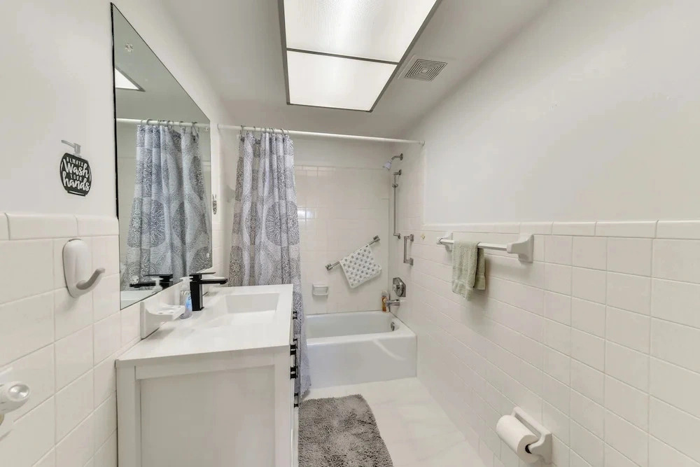 5 Mi to Venice Beach! Remote-work-ready Retreat