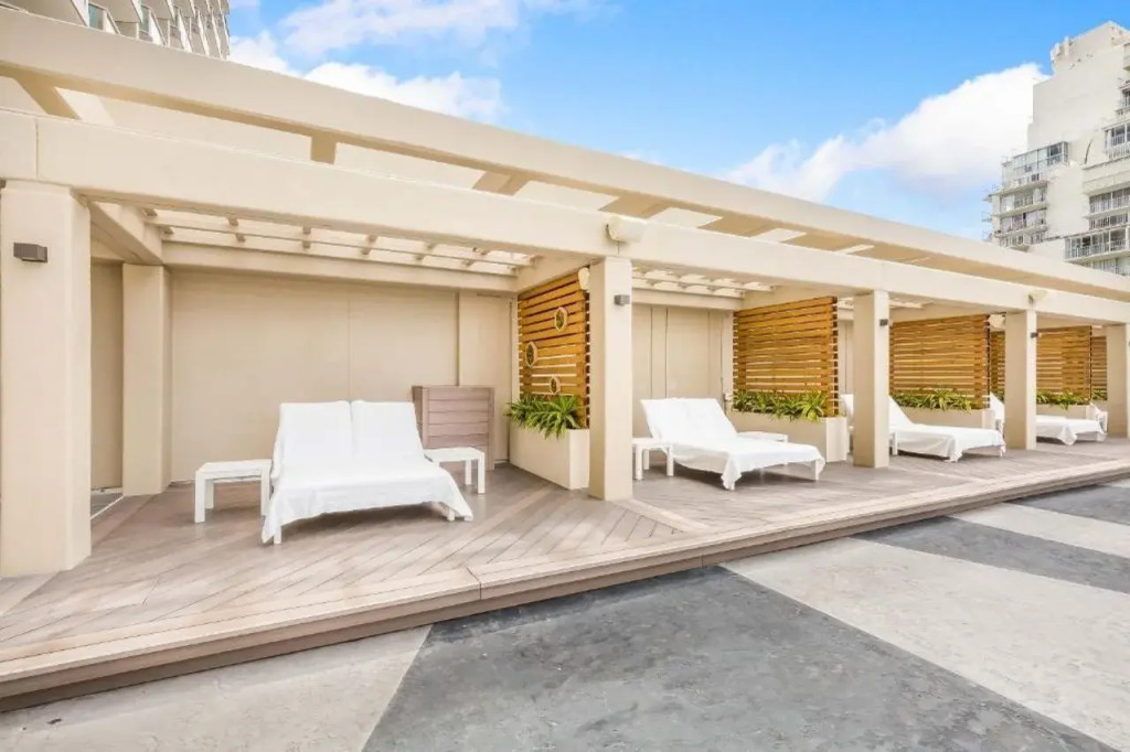 Castle At Ala Moana Hotel