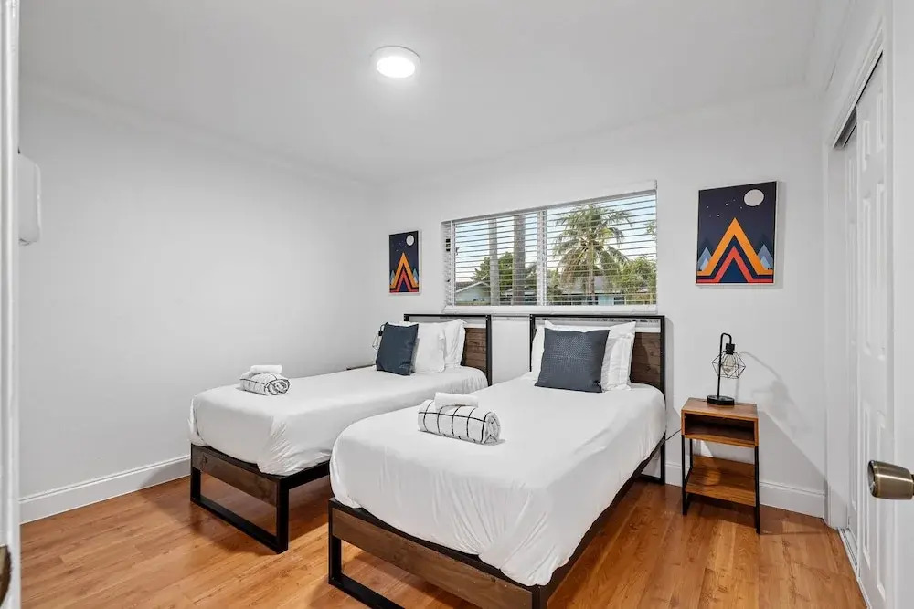 4BR With Private Pool and Game Room - Prime Location