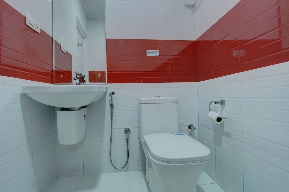 OYO 24825 Hotel Sholas Residency