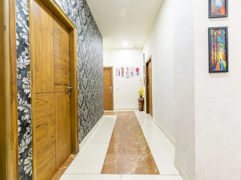 Hotel Crown by OYO Rooms