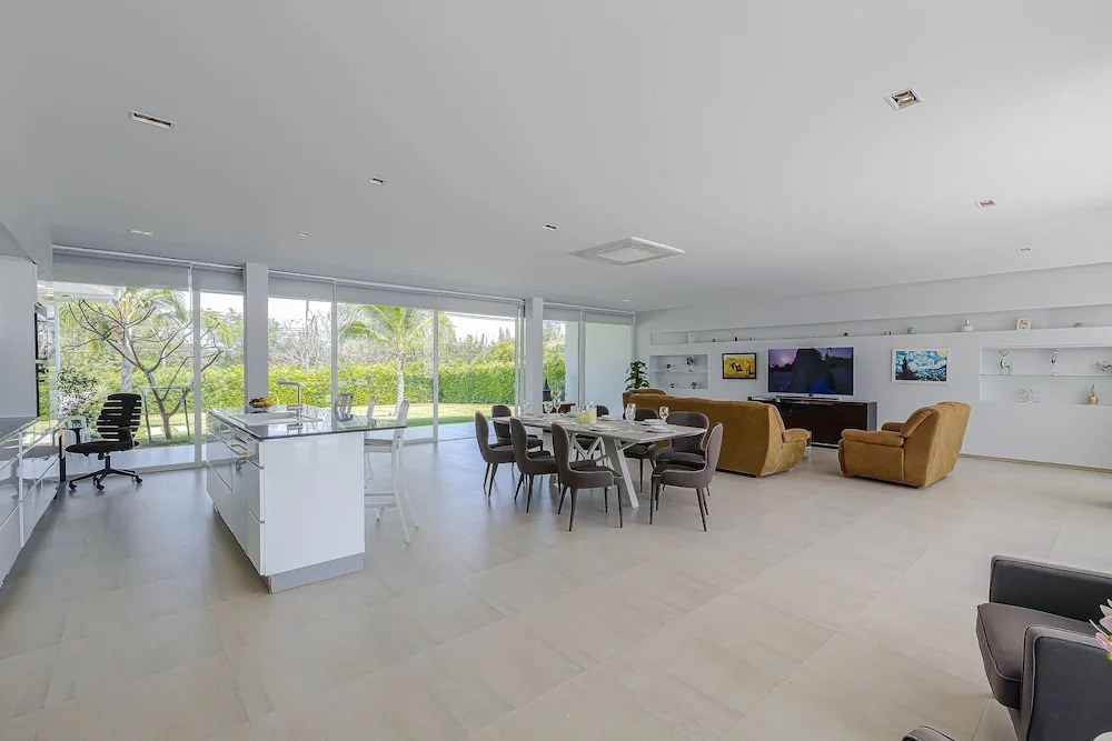 Luxury Modern 4 BR Pool Villa - PH111