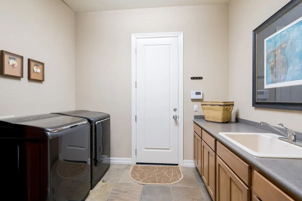 All-suite Home Located in North Phoenix 3 Bedrooms 3.5 Bathrooms Home