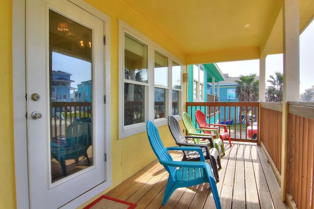 Sunny and Chairs 4 Bedrooms 3 Bathrooms Home