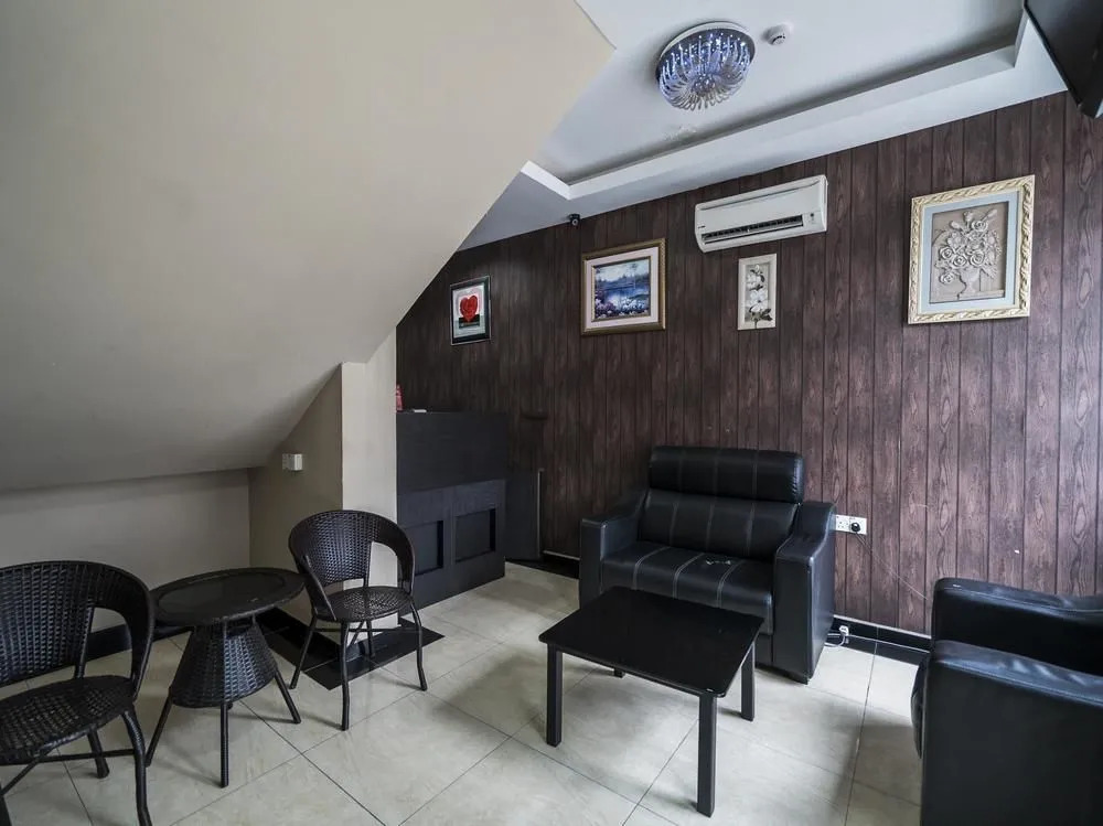 OYO 191 ML Inn Hotel