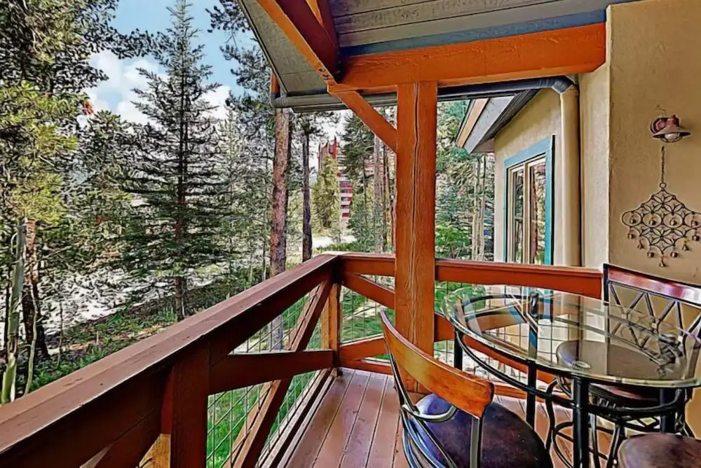 4 O Clock Ski Run Spacious 2 Bedroom Rental - Half Block from Snowflake Lift!