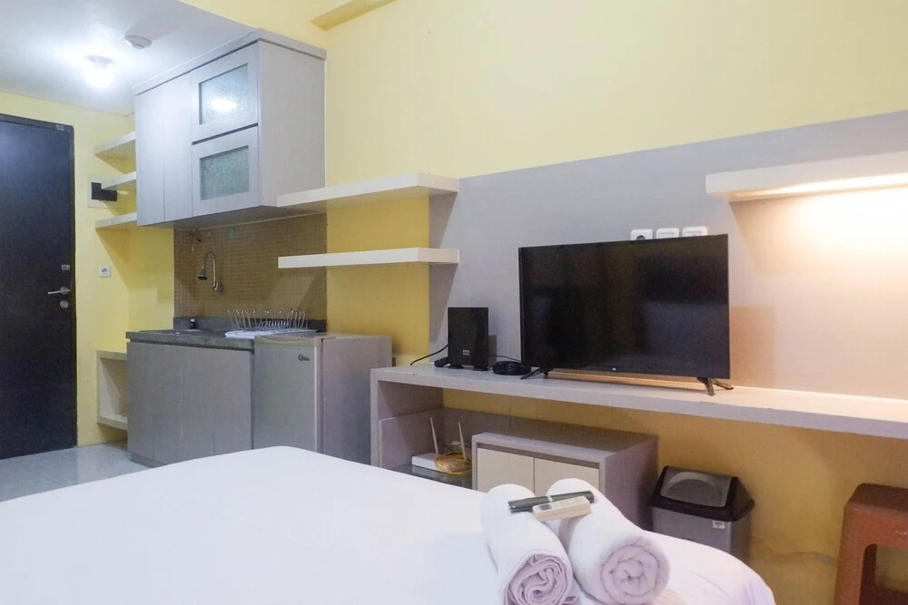 Relaxing Studio Apartment At Puri Mas