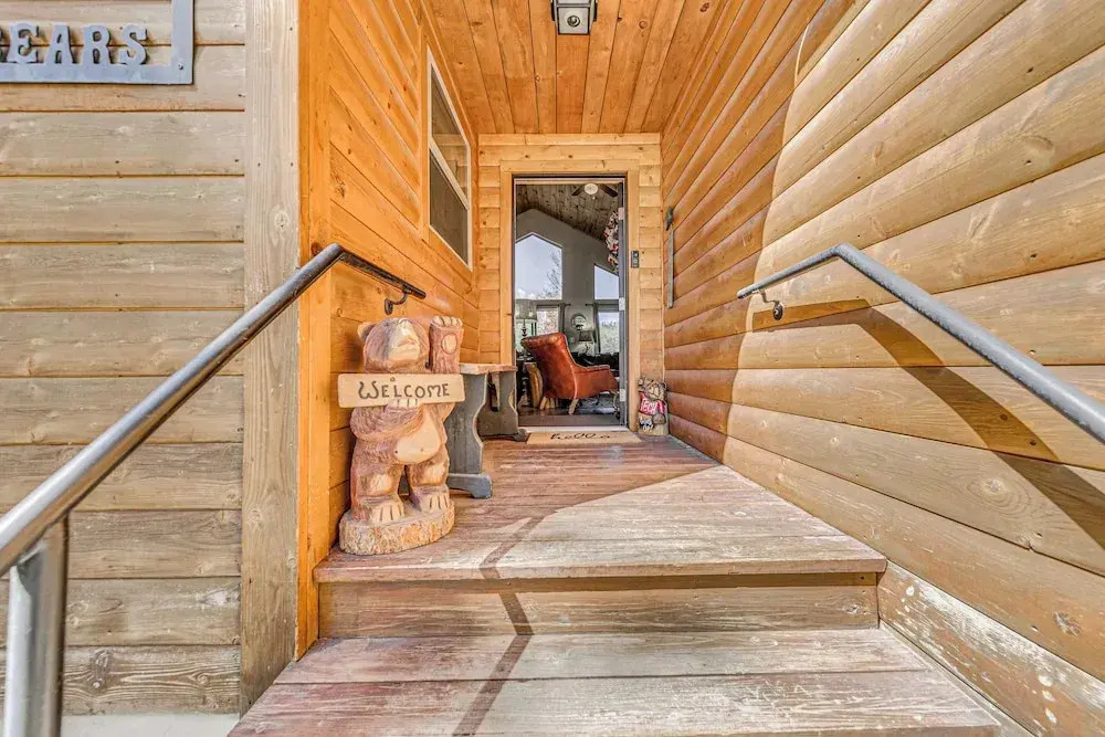 Ruidoso Cabin w/ Hot Tub, 2 Mi to Grindstone Lake!