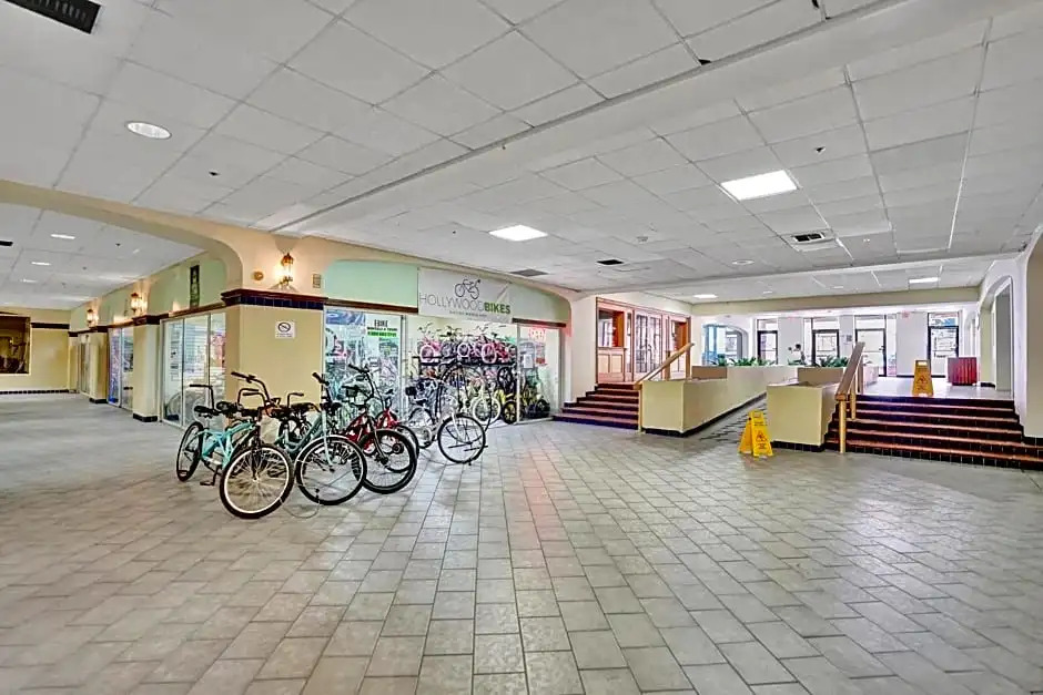 HB 414 - Beach Front suite at Hollywood Beach Resort - direct beach access Swimming Pool