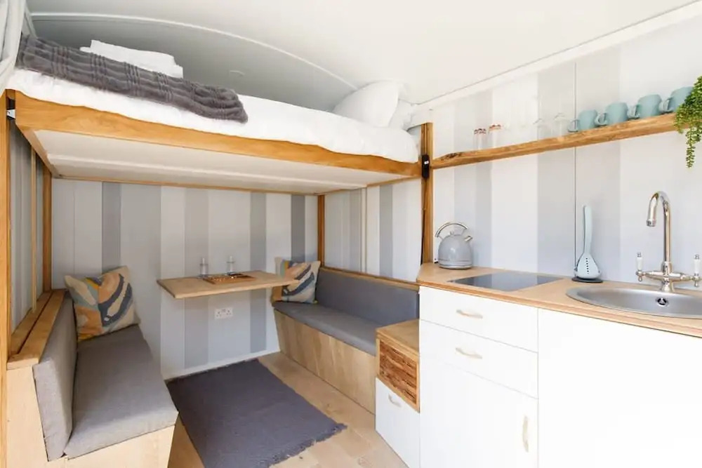 Gorgeous Shepherds Hut - Walk to Beach Pub