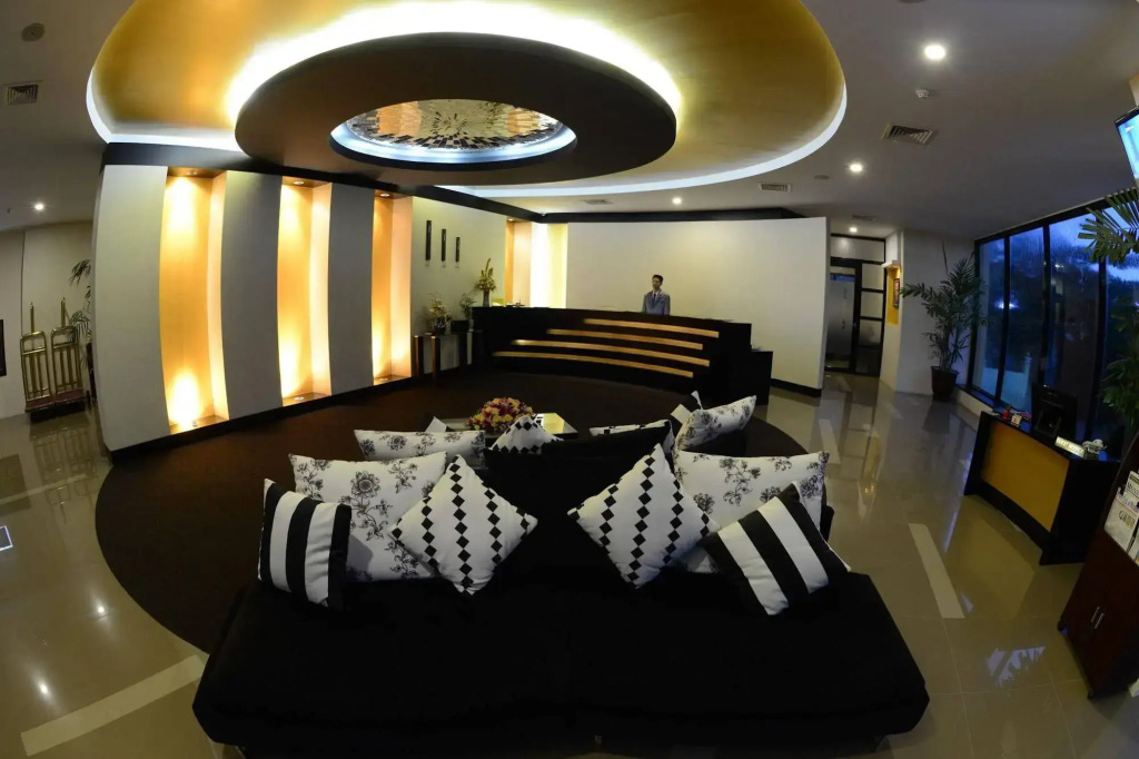 Avenue 64 Hotel
