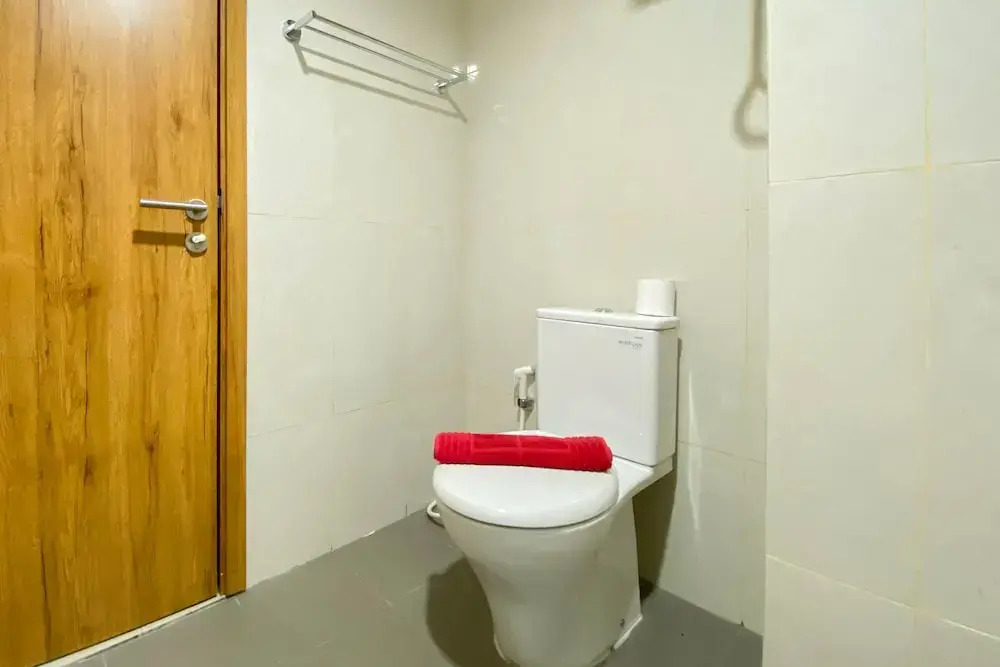 Homey and Well Furnished Studio LRT City Jatibening Apartment