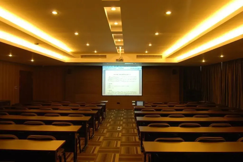 Round Hotel