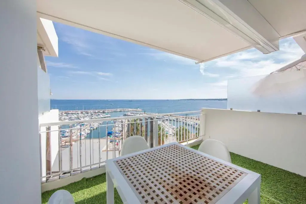Appartement 70 m2 face à la mer, dernier étage, au bord des plages