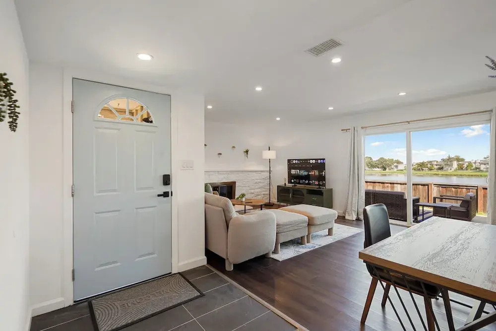 Lakefront Retreat  WaterViews 3BR 1.5BA