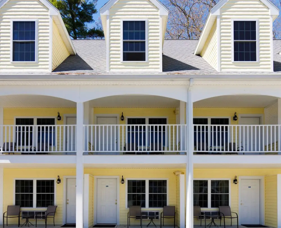 Admirals Inn Resort