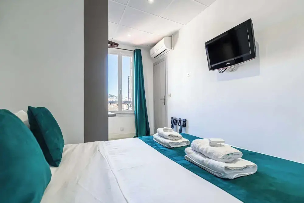 Hotel Avaton - Cosy Bedroom - Cannes Centre