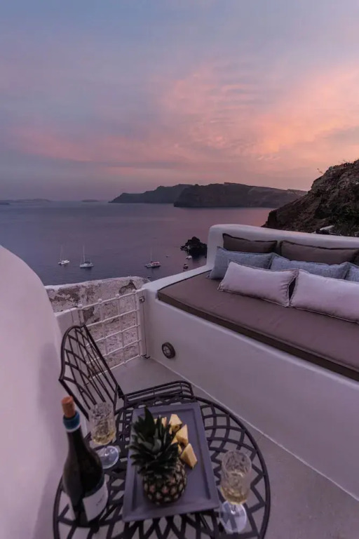 Lunar Sea Suite Hot-tub & Caldera View