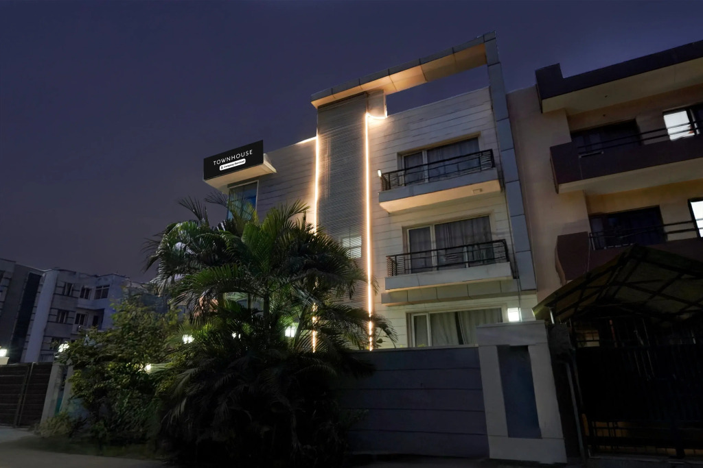 Townhouse Sector 51 Noida Near Metro Station