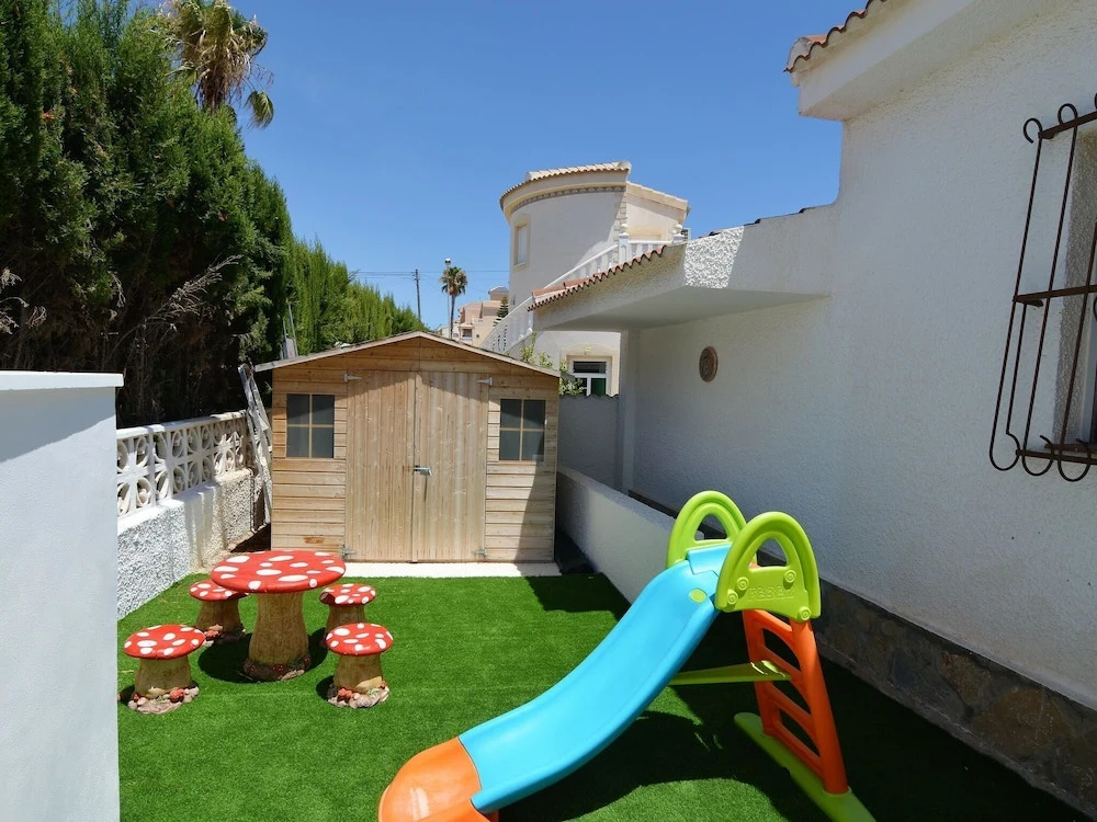 Villa With Private Swimming Pool in Queseda
