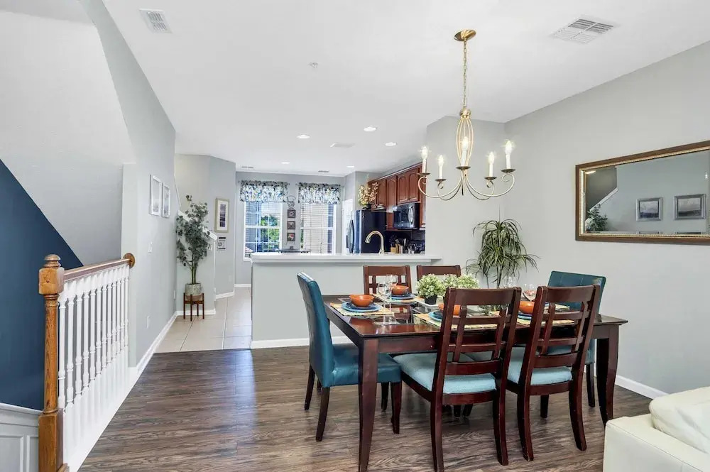Pleasant and Spacious Town Home Near the Convention Center #3vc107