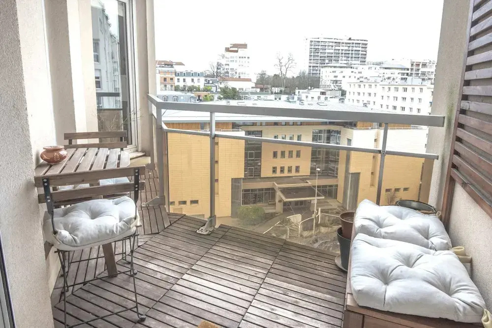 Superb Apartment With Balcony Near la Defense